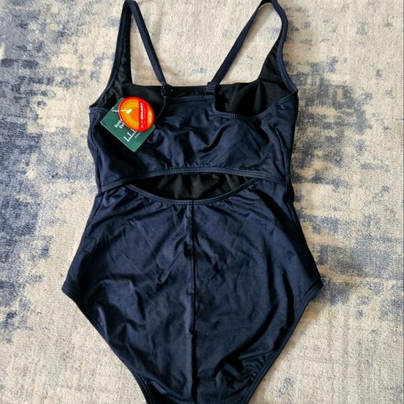Womens one-piece swimsuit  size 4 reg - Picture 1 of 8